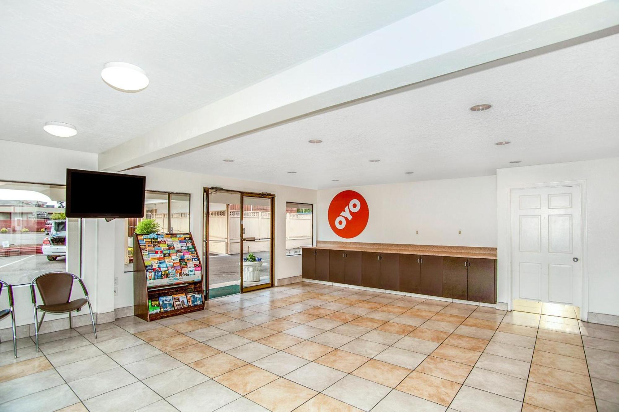 Oyo Hotel Сентралия Екстериор снимка